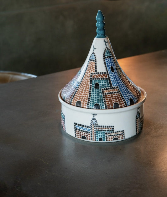 Server With a Distinctive Ramadan Design